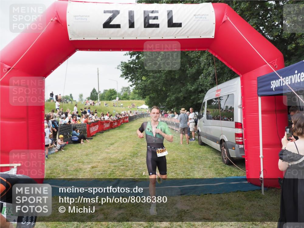 21.06.2025 - 27. Vierlanden-Triathlon MichiJ http://msf.ph/oto/8036380 15.06.2026 13:04:05 Ziel 202, 1040 meine-sportfotos.de
