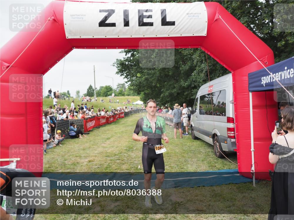 21.06.2025 - 27. Vierlanden-Triathlon MichiJ http://msf.ph/oto/8036388 15.06.2026 13:04:05 Ziel 202, 1040 meine-sportfotos.de
