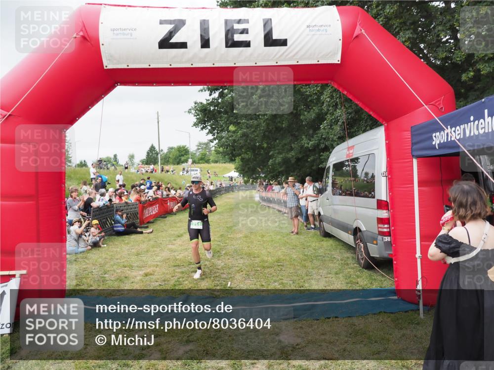 21.06.2025 - 27. Vierlanden-Triathlon MichiJ http://msf.ph/oto/8036404 15.06.2026 13:04:31 Ziel 711 meine-sportfotos.de