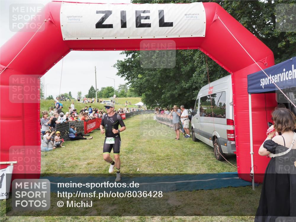 21.06.2025 - 27. Vierlanden-Triathlon MichiJ http://msf.ph/oto/8036428 15.06.2026 13:04:31 Ziel 711 meine-sportfotos.de