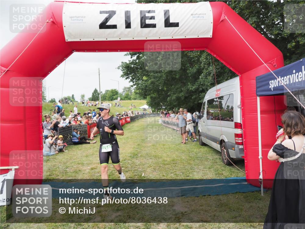 21.06.2025 - 27. Vierlanden-Triathlon MichiJ http://msf.ph/oto/8036438 15.06.2026 13:04:32 Ziel 711 meine-sportfotos.de