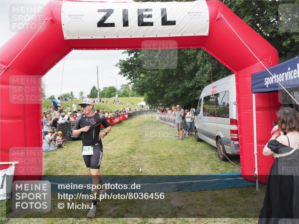 21.06.2025 - 27. Vierlanden-Triathlon MichiJ http://msf.ph/oto/8036456 15.06.2026 13:04:32 Ziel 711 meine-sportfotos.de
