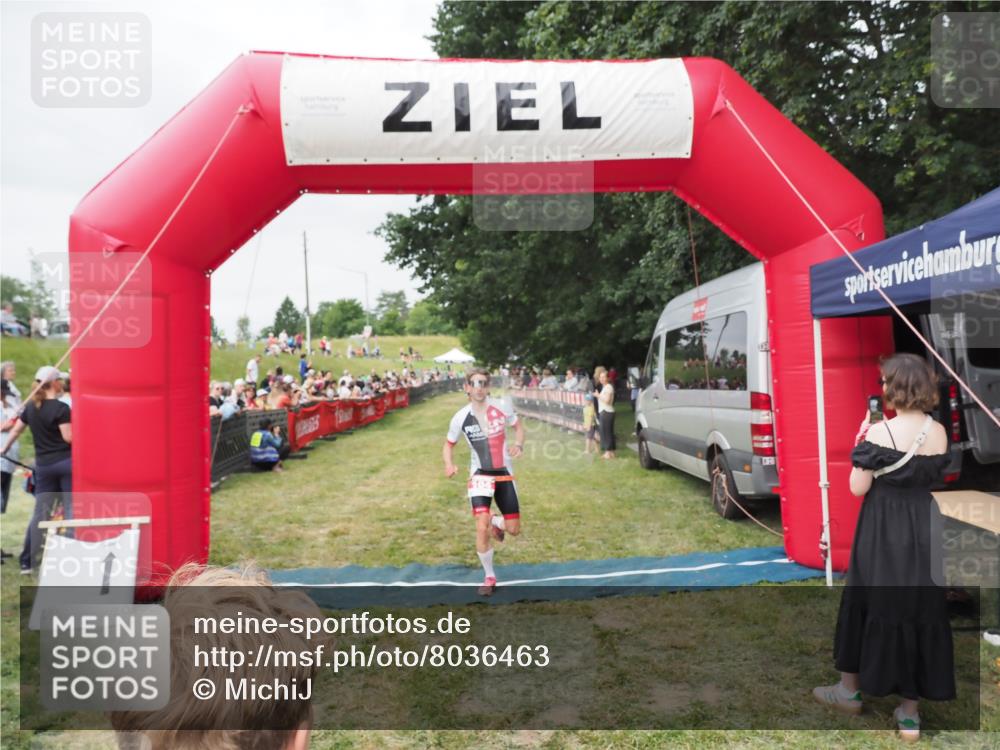 21.06.2025 - 27. Vierlanden-Triathlon MichiJ http://msf.ph/oto/8036463 15.06.2026 13:05:10 Ziel 104 meine-sportfotos.de