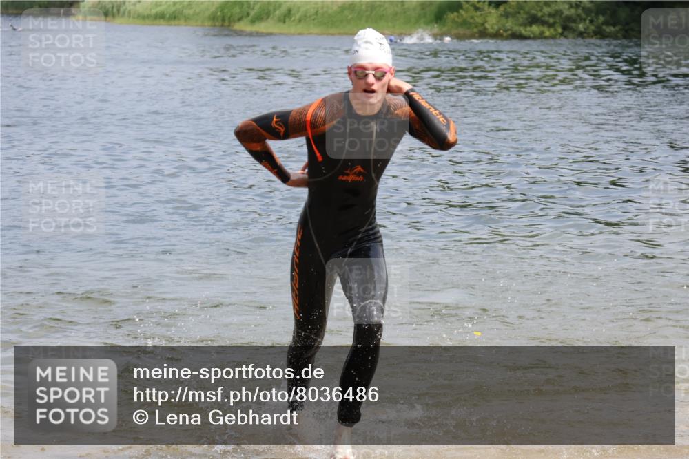 21.06.2025 - 27. Vierlanden-Triathlon Lena Gebhardt http://msf.ph/oto/8036486 15.06.2025 11:58:02 Schwimmen 984, 985, 987, 988 meine-sportfotos.de