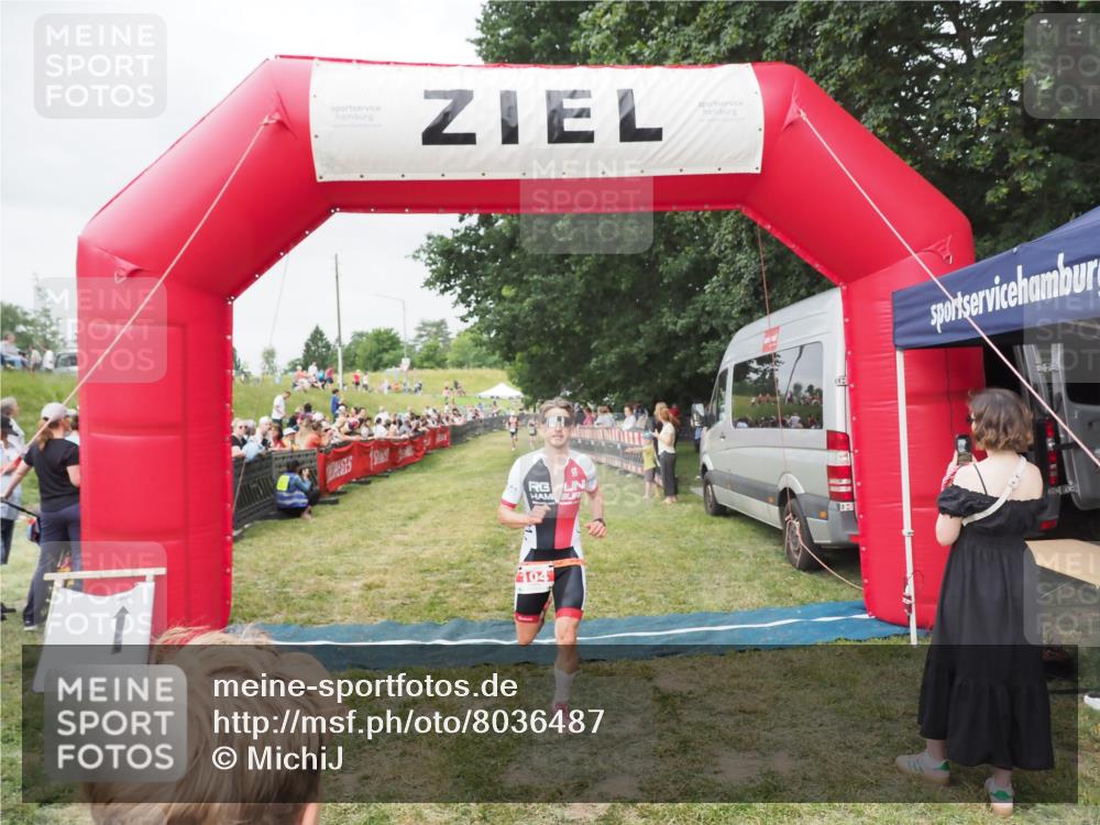 21.06.2025 - 27. Vierlanden-Triathlon MichiJ http://msf.ph/oto/8036487 15.06.2026 13:05:11 Ziel 104 meine-sportfotos.de