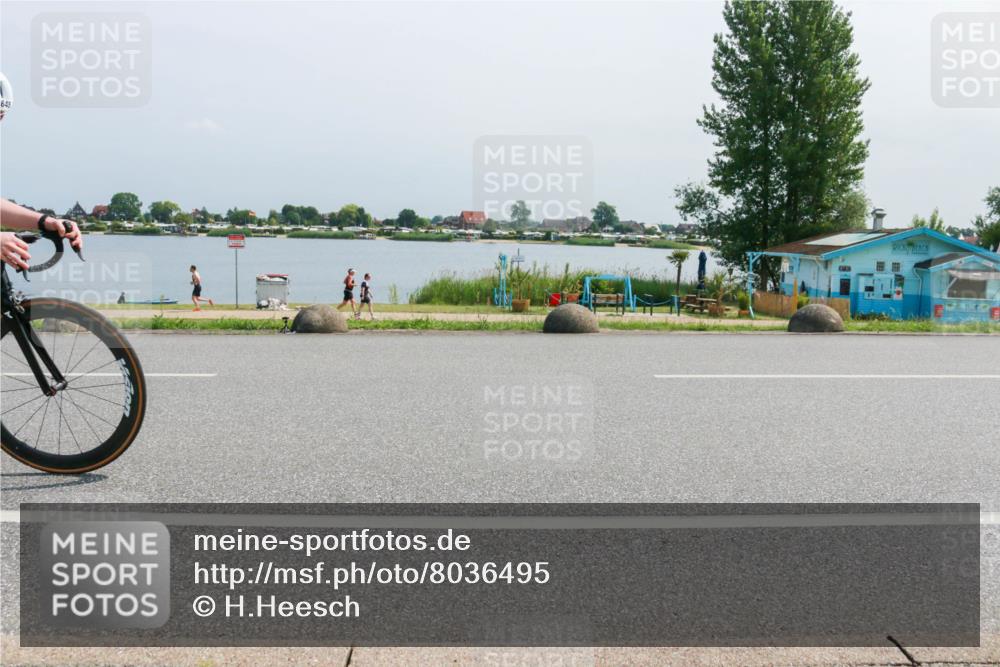 21.06.2025 - 27. Vierlanden-Triathlon H.Heesch http://msf.ph/oto/8036495 15.06.2025 11:45:39 Radfahren 645, 728, 733 meine-sportfotos.de
