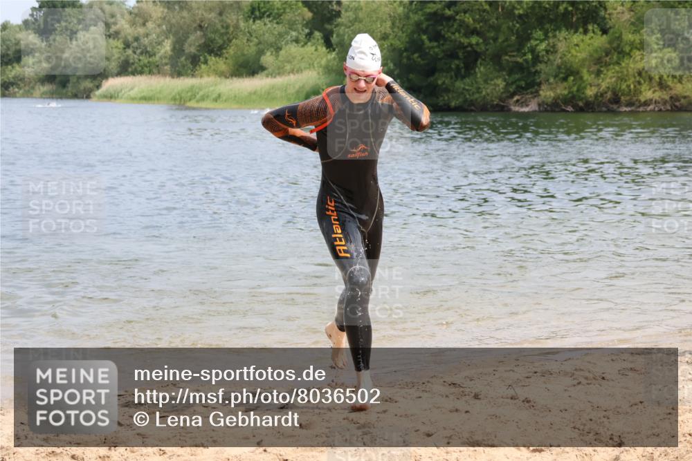 21.06.2025 - 27. Vierlanden-Triathlon Lena Gebhardt http://msf.ph/oto/8036502 15.06.2025 11:58:03 Schwimmen 984, 985, 987, 988 meine-sportfotos.de