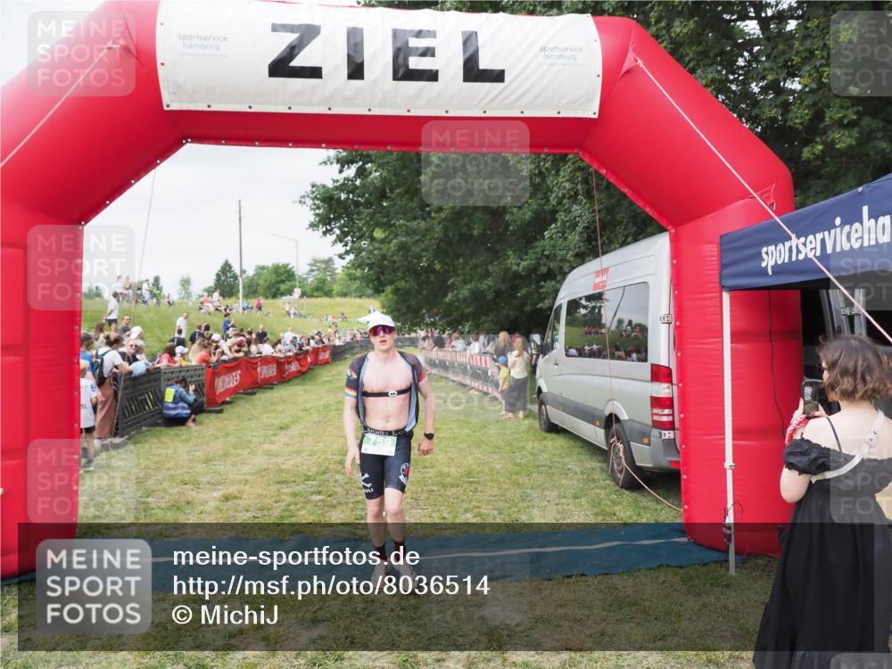 21.06.2025 - 27. Vierlanden-Triathlon MichiJ http://msf.ph/oto/8036514 15.06.2026 13:05:18 Ziel 759 meine-sportfotos.de