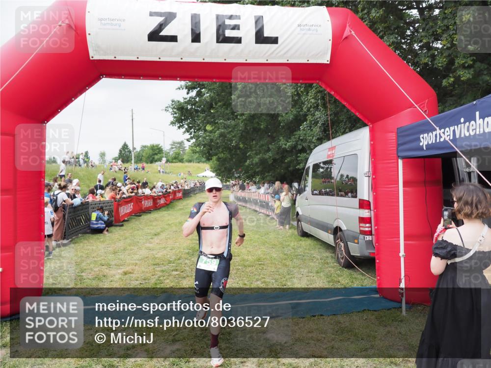 21.06.2025 - 27. Vierlanden-Triathlon MichiJ http://msf.ph/oto/8036527 15.06.2026 13:05:18 Ziel 759 meine-sportfotos.de
