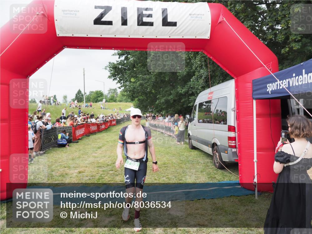 21.06.2025 - 27. Vierlanden-Triathlon MichiJ http://msf.ph/oto/8036534 15.06.2026 13:05:19 Ziel 759 meine-sportfotos.de