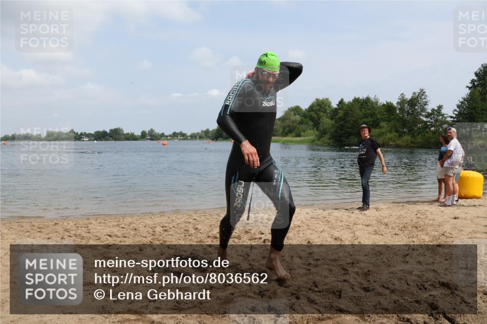 21.06.2025 - 27. Vierlanden-Triathlon Lena Gebhardt http://msf.ph/oto/8036562 15.06.2025 11:59:42 Schwimmen 997 meine-sportfotos.de