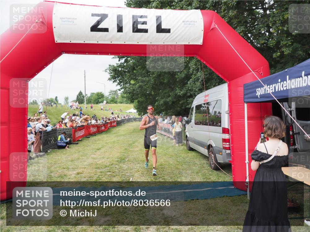 21.06.2025 - 27. Vierlanden-Triathlon MichiJ http://msf.ph/oto/8036566 15.06.2026 13:05:29 Ziel 1032 meine-sportfotos.de
