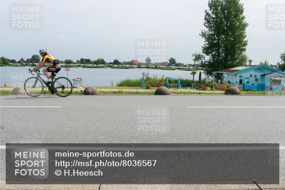 21.06.2025 - 27. Vierlanden-Triathlon H.Heesch http://msf.ph/oto/8036567 15.06.2025 11:46:13 Radfahren 215, 663, 803, 886 meine-sportfotos.de