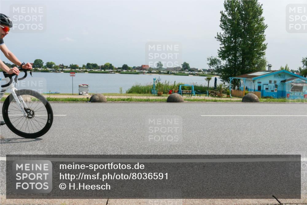 21.06.2025 - 27. Vierlanden-Triathlon H.Heesch http://msf.ph/oto/8036591 15.06.2025 11:46:16 Radfahren 215, 663, 743, 886 meine-sportfotos.de
