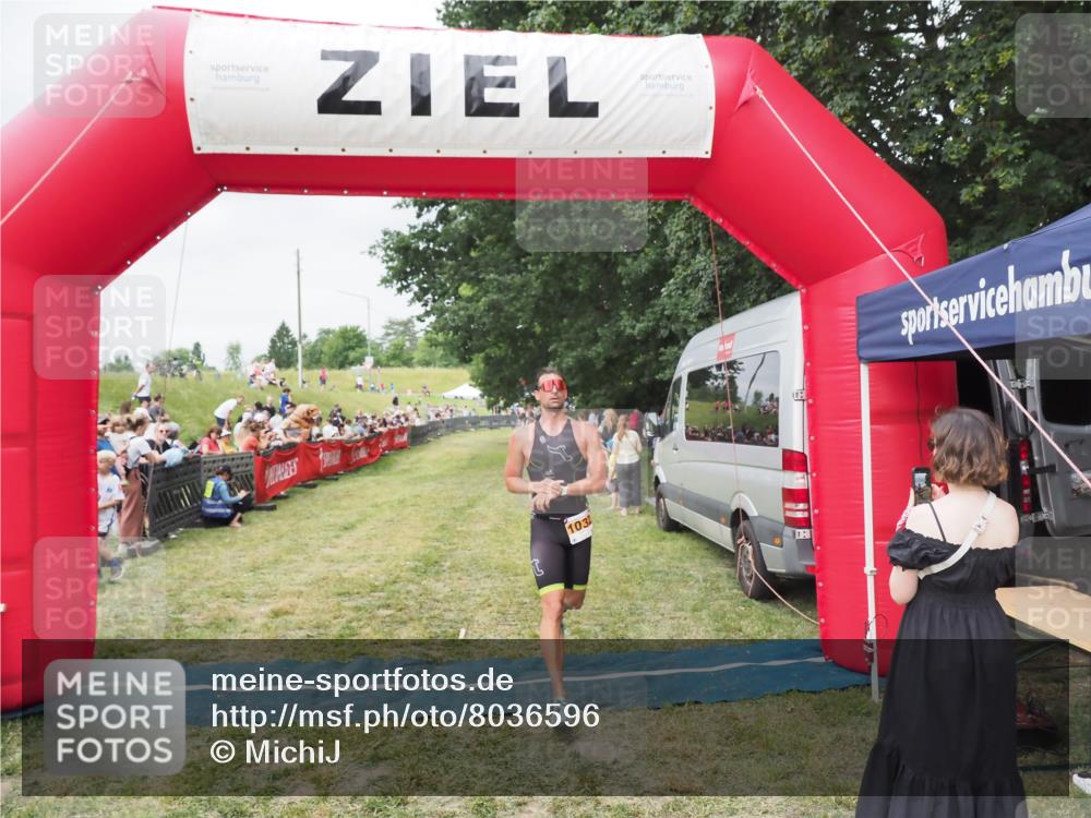 21.06.2025 - 27. Vierlanden-Triathlon MichiJ http://msf.ph/oto/8036596 15.06.2026 13:05:29 Ziel 1032 meine-sportfotos.de