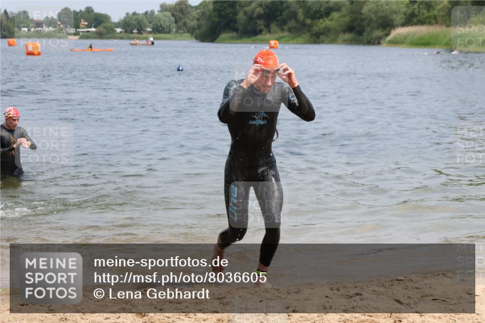 21.06.2025 - 27. Vierlanden-Triathlon Lena Gebhardt http://msf.ph/oto/8036605 15.06.2025 12:00:25 Schwimmen 989 meine-sportfotos.de
