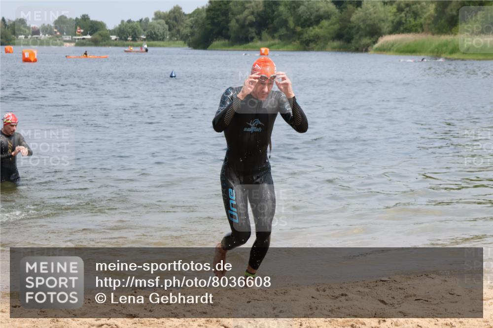 21.06.2025 - 27. Vierlanden-Triathlon Lena Gebhardt http://msf.ph/oto/8036608 15.06.2025 12:00:25 Schwimmen 989 meine-sportfotos.de