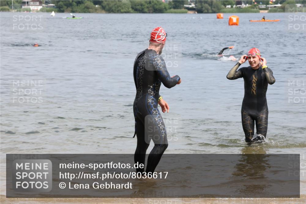 21.06.2025 - 27. Vierlanden-Triathlon Lena Gebhardt http://msf.ph/oto/8036617 15.06.2025 12:00:31 Schwimmen 989, 990, 991 meine-sportfotos.de