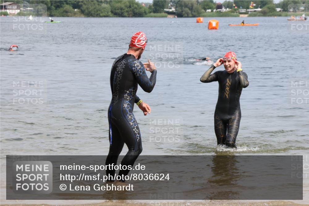 21.06.2025 - 27. Vierlanden-Triathlon Lena Gebhardt http://msf.ph/oto/8036624 15.06.2025 12:00:31 Schwimmen 989, 990, 991 meine-sportfotos.de