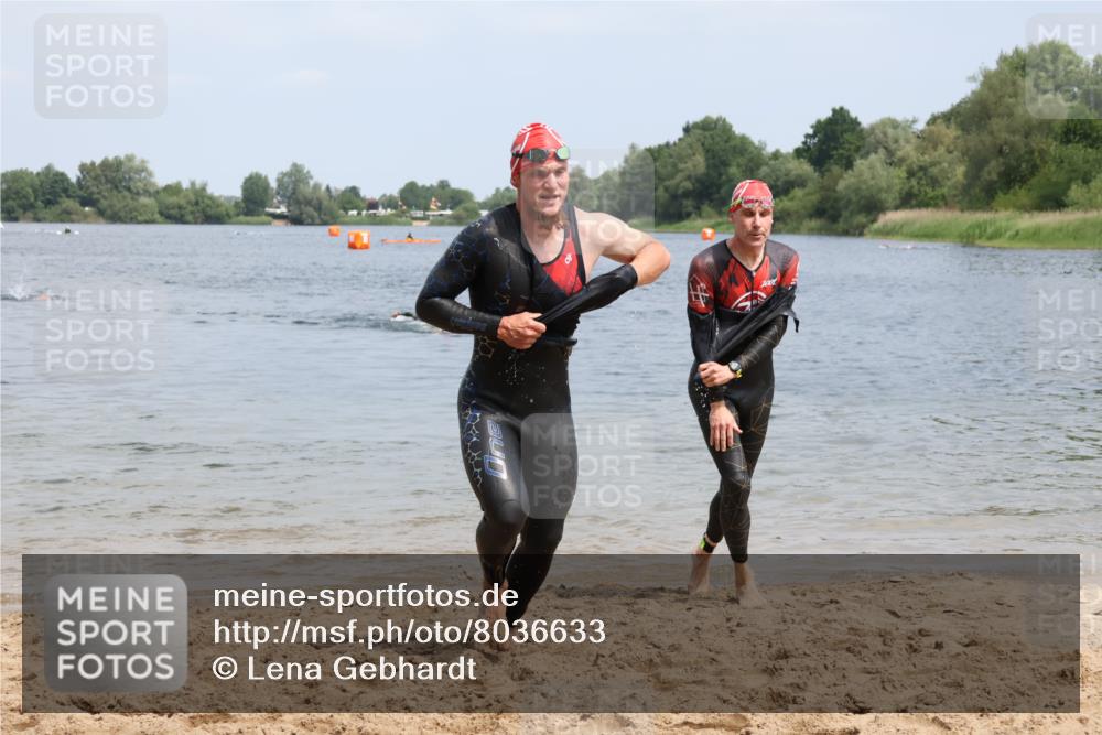 21.06.2025 - 27. Vierlanden-Triathlon Lena Gebhardt http://msf.ph/oto/8036633 15.06.2025 12:00:37 Schwimmen 989, 990, 991 meine-sportfotos.de