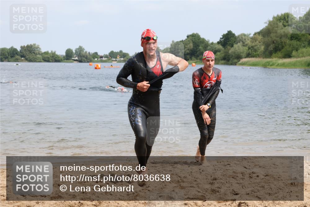 21.06.2025 - 27. Vierlanden-Triathlon Lena Gebhardt http://msf.ph/oto/8036638 15.06.2025 12:00:37 Schwimmen 989, 990, 991 meine-sportfotos.de