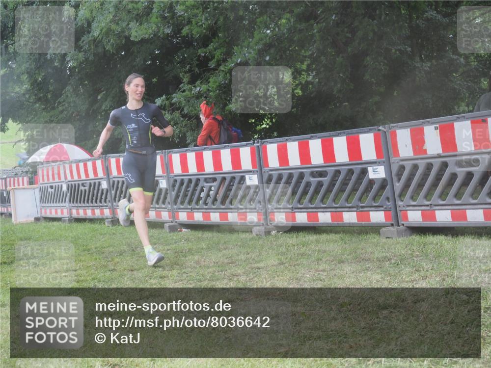 21.06.2025 - 27. Vierlanden-Triathlon KatJ http://msf.ph/oto/8036642 15.06.2025 14:15:35 Ziel 1172, 1211, 1217, 1293, 1309 meine-sportfotos.de