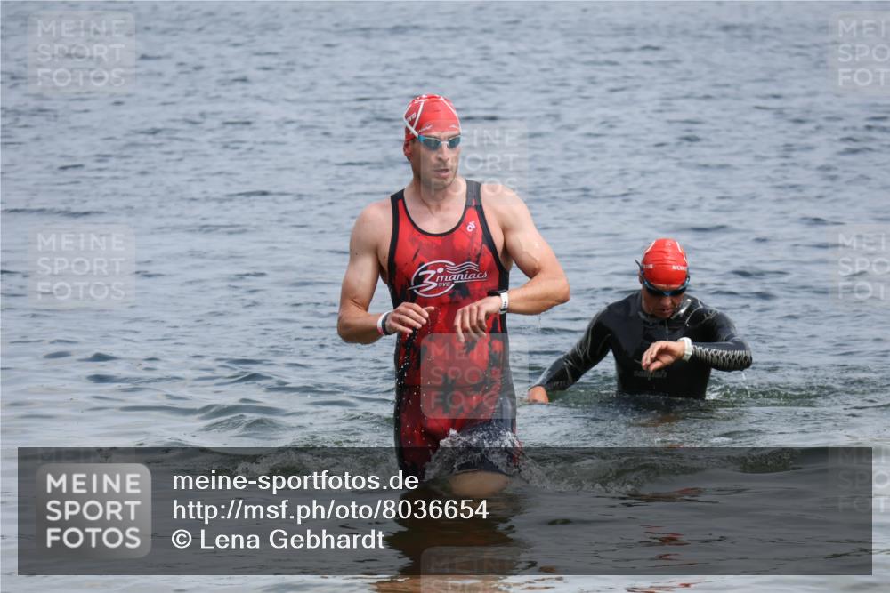 21.06.2025 - 27. Vierlanden-Triathlon Lena Gebhardt http://msf.ph/oto/8036654 15.06.2025 12:00:56 Schwimmen 992, 993 meine-sportfotos.de