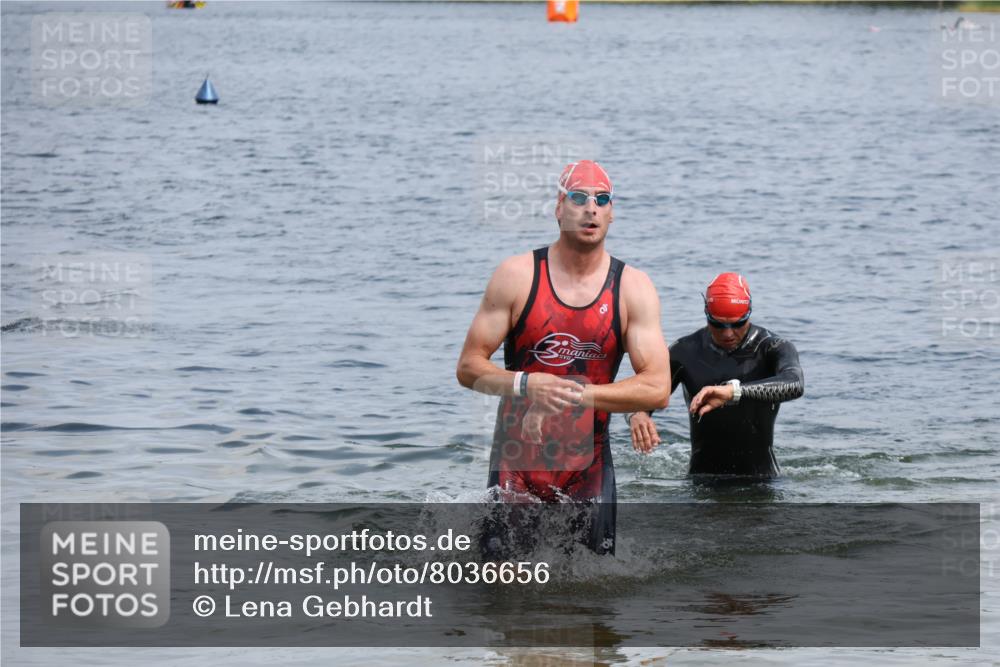 21.06.2025 - 27. Vierlanden-Triathlon Lena Gebhardt http://msf.ph/oto/8036656 15.06.2025 12:00:58 Schwimmen 992, 993 meine-sportfotos.de