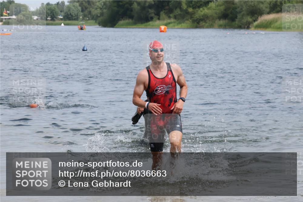 21.06.2025 - 27. Vierlanden-Triathlon Lena Gebhardt http://msf.ph/oto/8036663 15.06.2025 12:00:59 Schwimmen 992, 993 meine-sportfotos.de