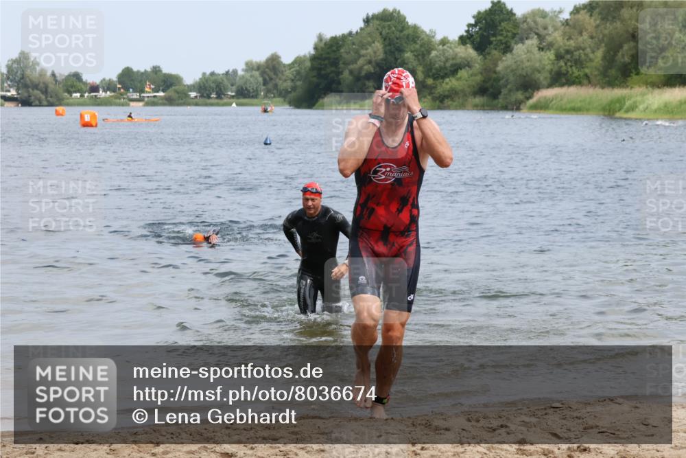 21.06.2025 - 27. Vierlanden-Triathlon Lena Gebhardt http://msf.ph/oto/8036674 15.06.2025 12:01:01 Schwimmen 992, 993 meine-sportfotos.de