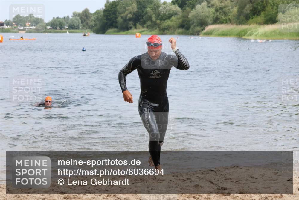 21.06.2025 - 27. Vierlanden-Triathlon Lena Gebhardt http://msf.ph/oto/8036694 15.06.2025 12:01:04 Schwimmen 992, 993 meine-sportfotos.de