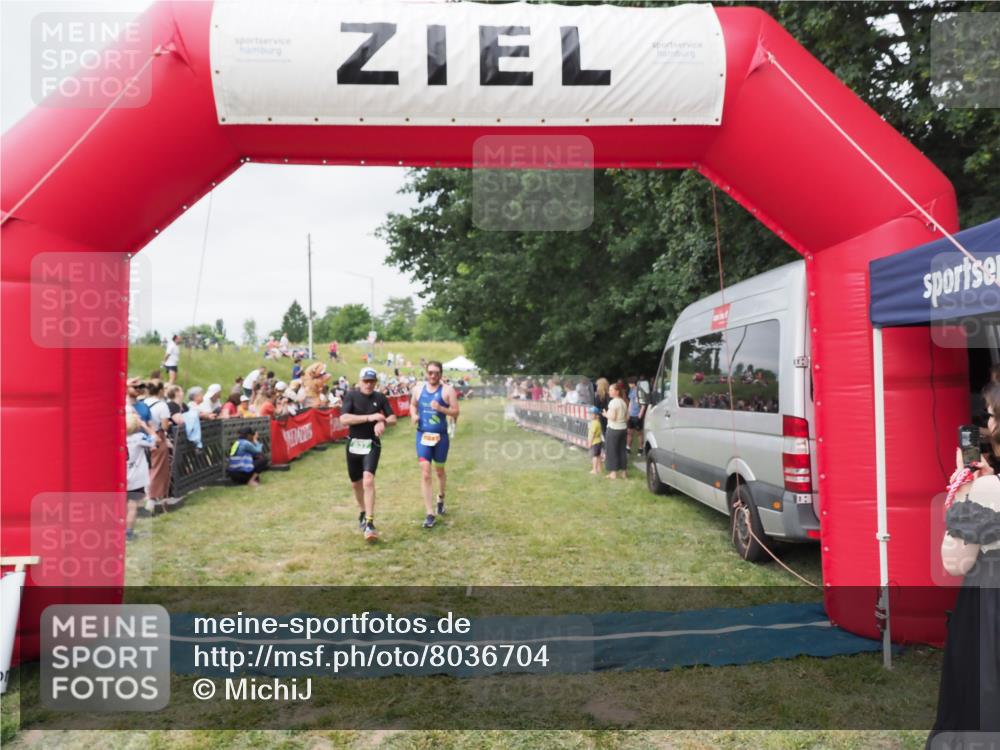 21.06.2025 - 27. Vierlanden-Triathlon MichiJ http://msf.ph/oto/8036704 15.06.2026 13:05:59 Ziel 837, 1017 meine-sportfotos.de