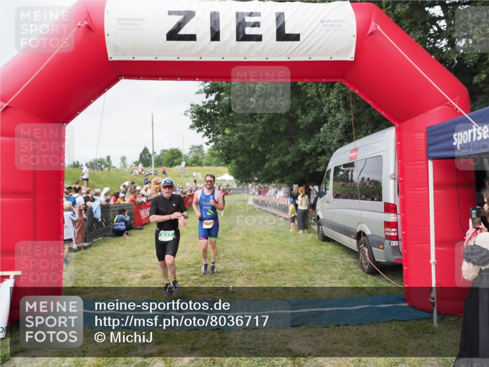 21.06.2025 - 27. Vierlanden-Triathlon MichiJ http://msf.ph/oto/8036717 15.06.2026 13:05:59 Ziel 837, 1017 meine-sportfotos.de