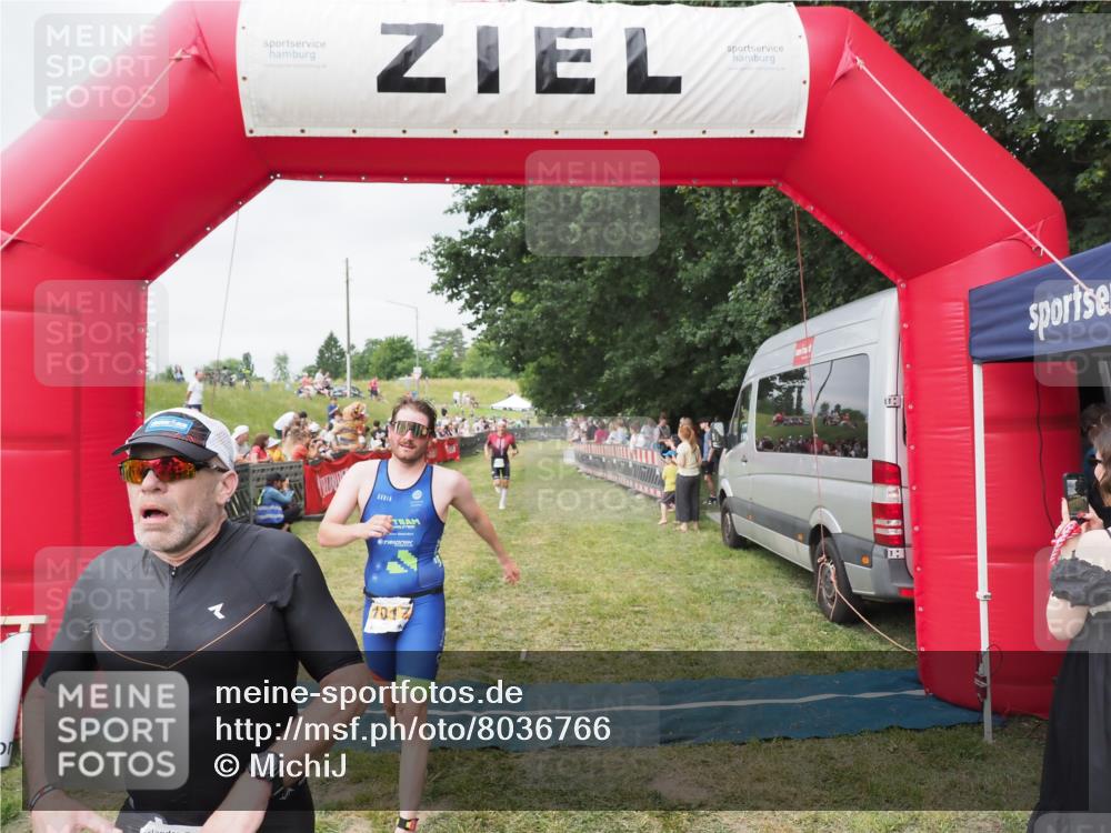 21.06.2025 - 27. Vierlanden-Triathlon MichiJ http://msf.ph/oto/8036766 15.06.2026 13:06:01 Ziel 692, 837, 1017 meine-sportfotos.de