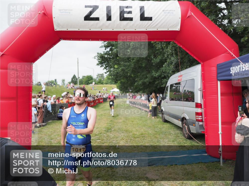 21.06.2025 - 27. Vierlanden-Triathlon MichiJ http://msf.ph/oto/8036778 15.06.2026 13:06:01 Ziel 692, 837, 1017 meine-sportfotos.de