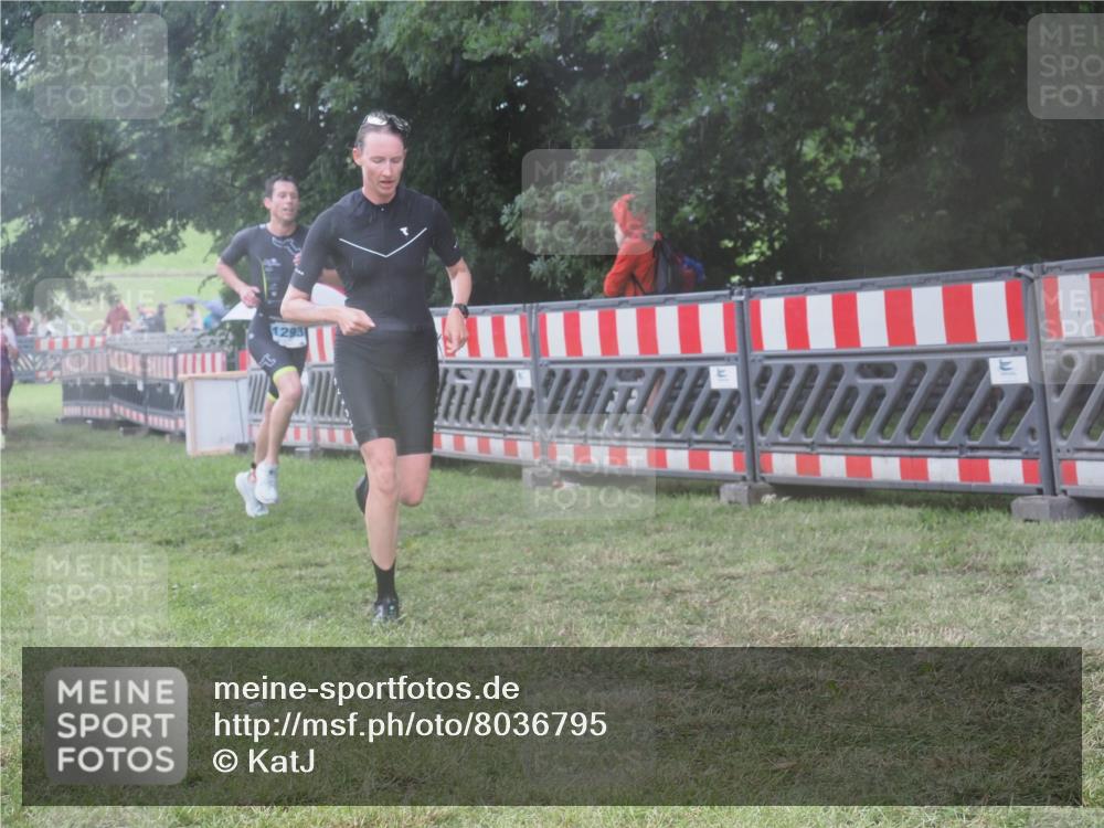 21.06.2025 - 27. Vierlanden-Triathlon KatJ http://msf.ph/oto/8036795 15.06.2025 14:15:45 Ziel 1210, 1217, 1293 meine-sportfotos.de