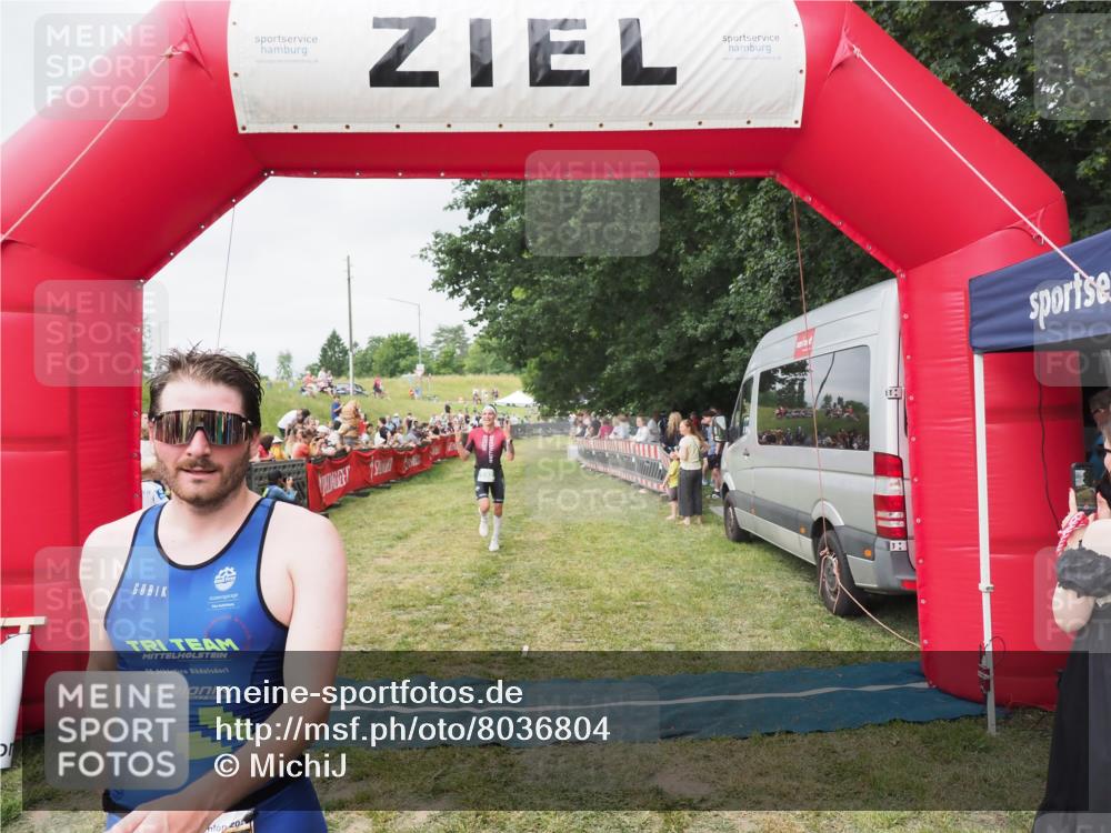 21.06.2025 - 27. Vierlanden-Triathlon MichiJ http://msf.ph/oto/8036804 15.06.2026 13:06:02 Ziel 692, 837, 1017 meine-sportfotos.de