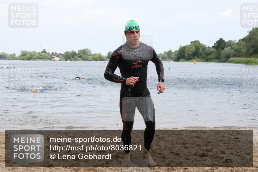 21.06.2025 - 27. Vierlanden-Triathlon Lena Gebhardt http://msf.ph/oto/8036821 15.06.2025 12:02:18 Schwimmen 995 meine-sportfotos.de