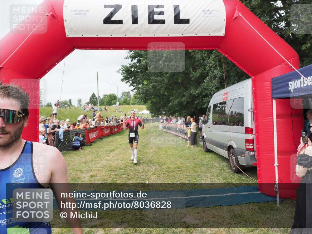 21.06.2025 - 27. Vierlanden-Triathlon MichiJ http://msf.ph/oto/8036828 15.06.2026 13:06:03 Ziel 692, 837, 1017 meine-sportfotos.de