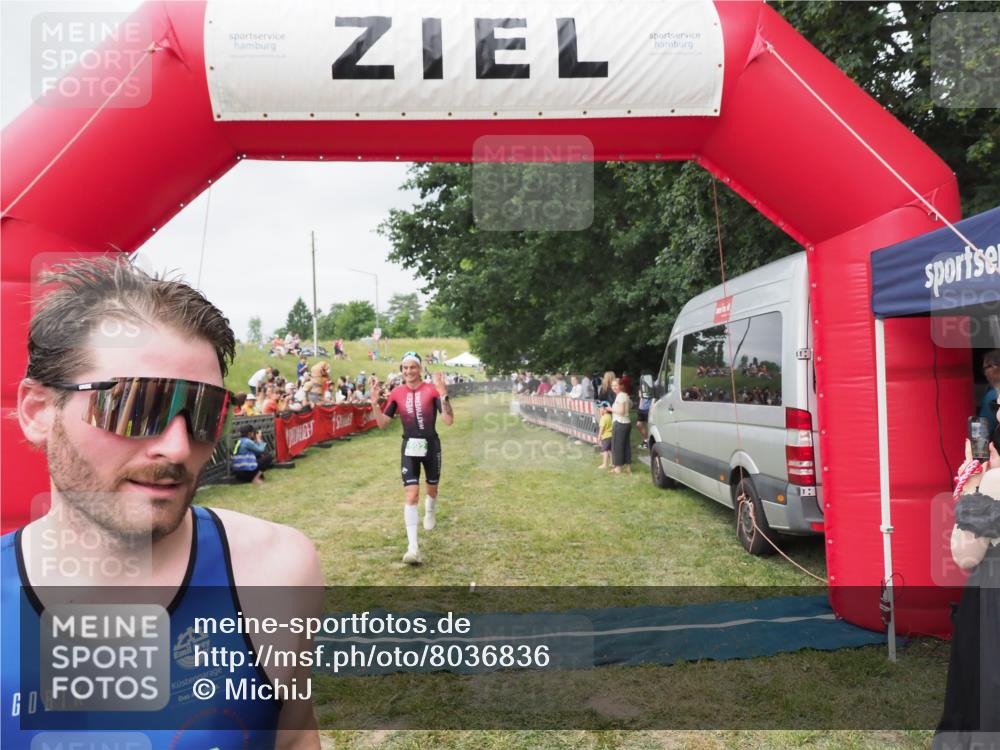 21.06.2025 - 27. Vierlanden-Triathlon MichiJ http://msf.ph/oto/8036836 15.06.2026 13:06:03 Ziel 692, 837, 1017 meine-sportfotos.de