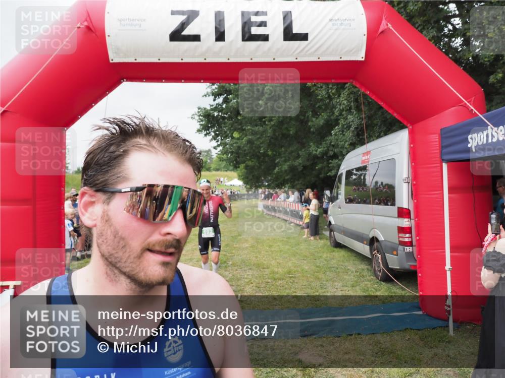 21.06.2025 - 27. Vierlanden-Triathlon MichiJ http://msf.ph/oto/8036847 15.06.2026 13:06:04 Ziel 692, 837, 1017 meine-sportfotos.de