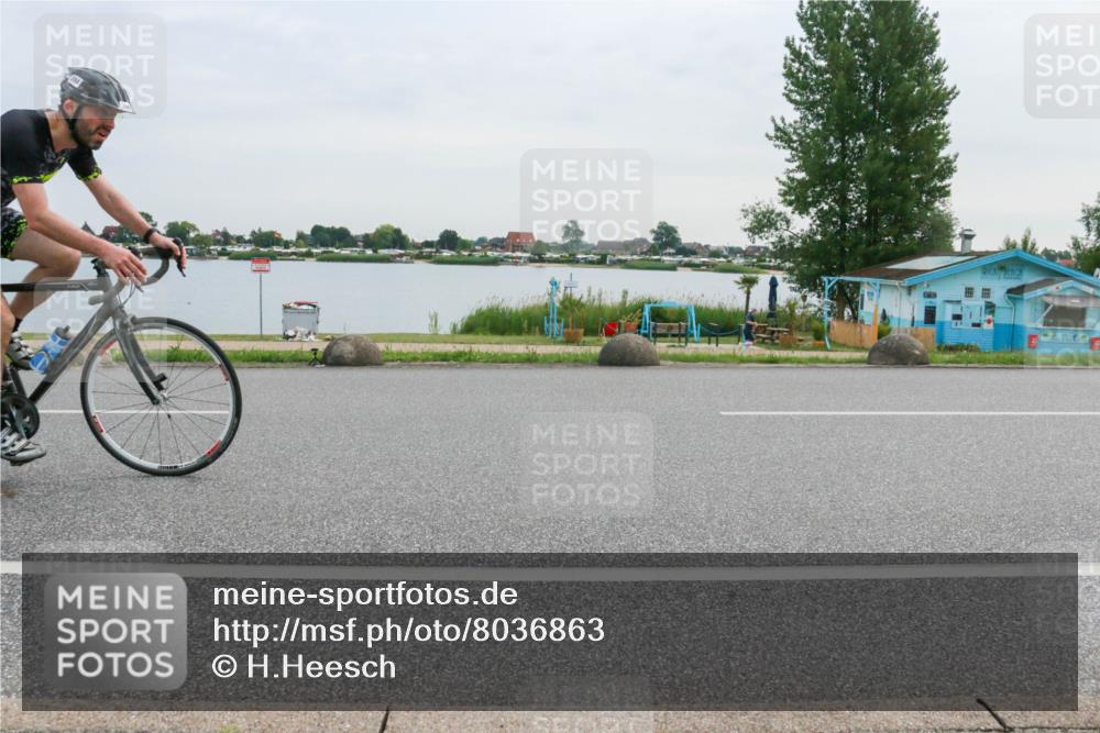 15.06.2025 - 27. Vierlanden-Triathlon H.Heesch http://msf.ph/oto/8036863 15.06.2025 10:49:57 Radfahren 250, 394, 423 meine-sportfotos.de