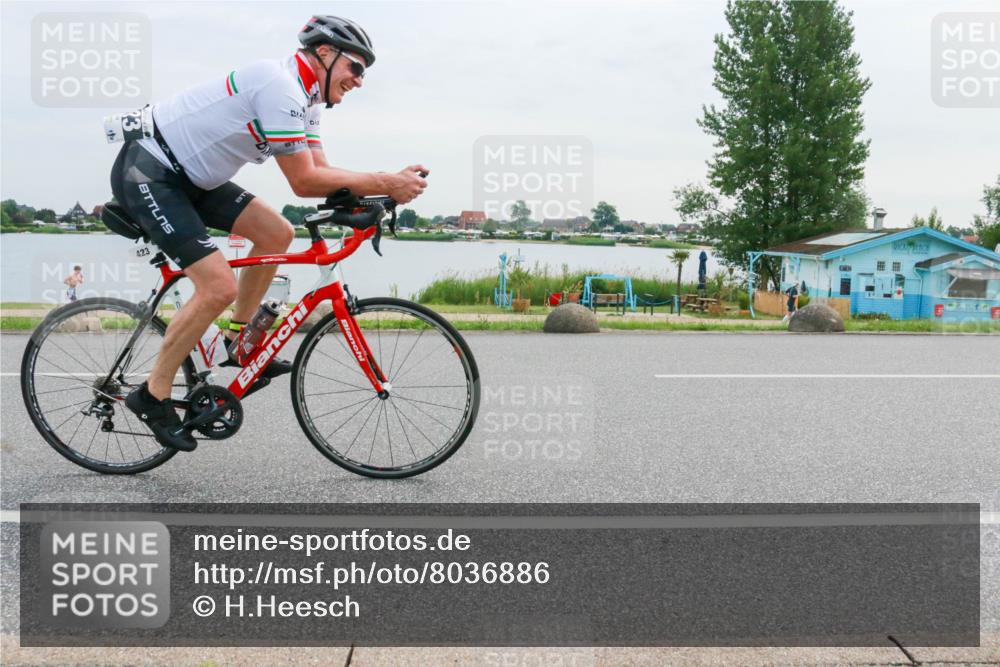 15.06.2025 - 27. Vierlanden-Triathlon H.Heesch http://msf.ph/oto/8036886 15.06.2025 10:49:58 Radfahren 215, 250, 394, 423 meine-sportfotos.de