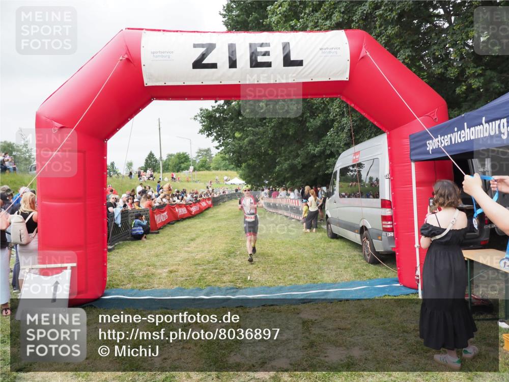 21.06.2025 - 27. Vierlanden-Triathlon MichiJ http://msf.ph/oto/8036897 15.06.2026 13:06:29 Ziel 127 meine-sportfotos.de