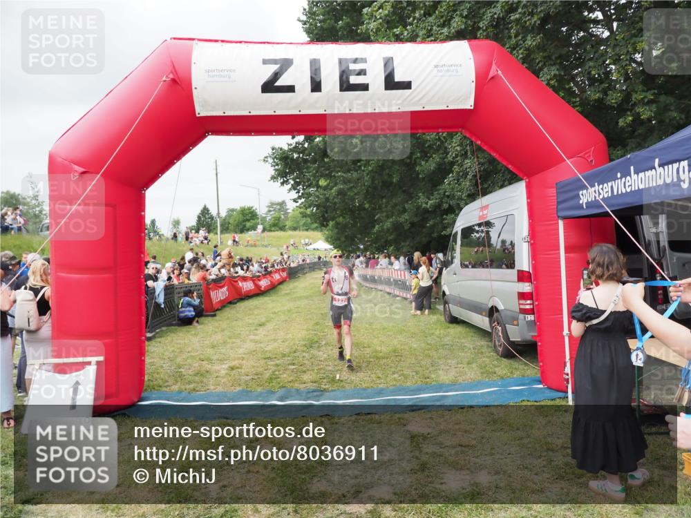 21.06.2025 - 27. Vierlanden-Triathlon MichiJ http://msf.ph/oto/8036911 15.06.2026 13:06:30 Ziel 127 meine-sportfotos.de