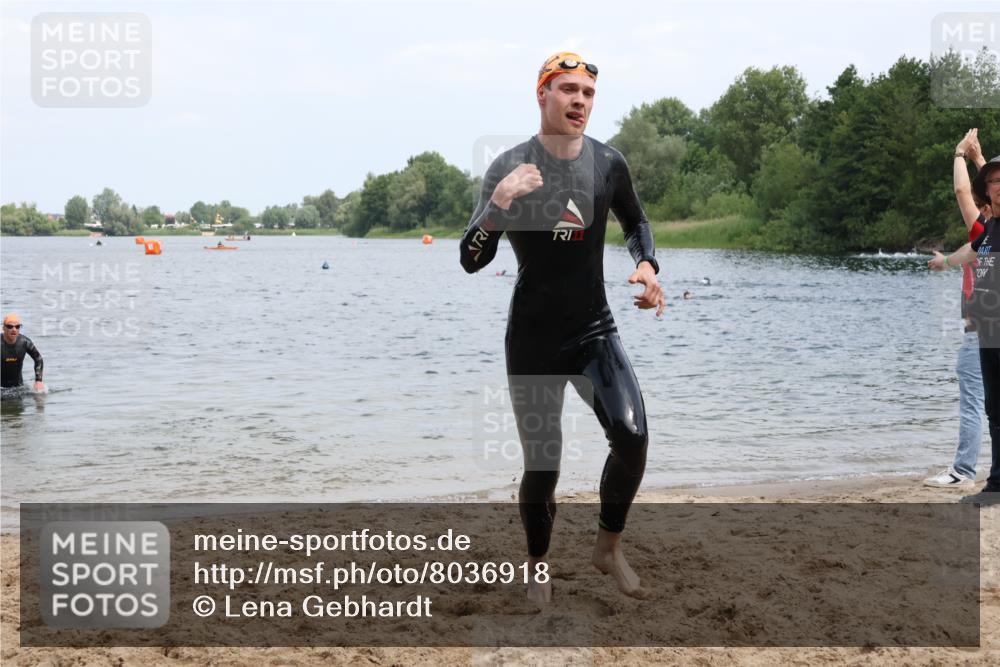 21.06.2025 - 27. Vierlanden-Triathlon Lena Gebhardt http://msf.ph/oto/8036918 15.06.2025 12:02:44 Schwimmen 1001, 1003 meine-sportfotos.de