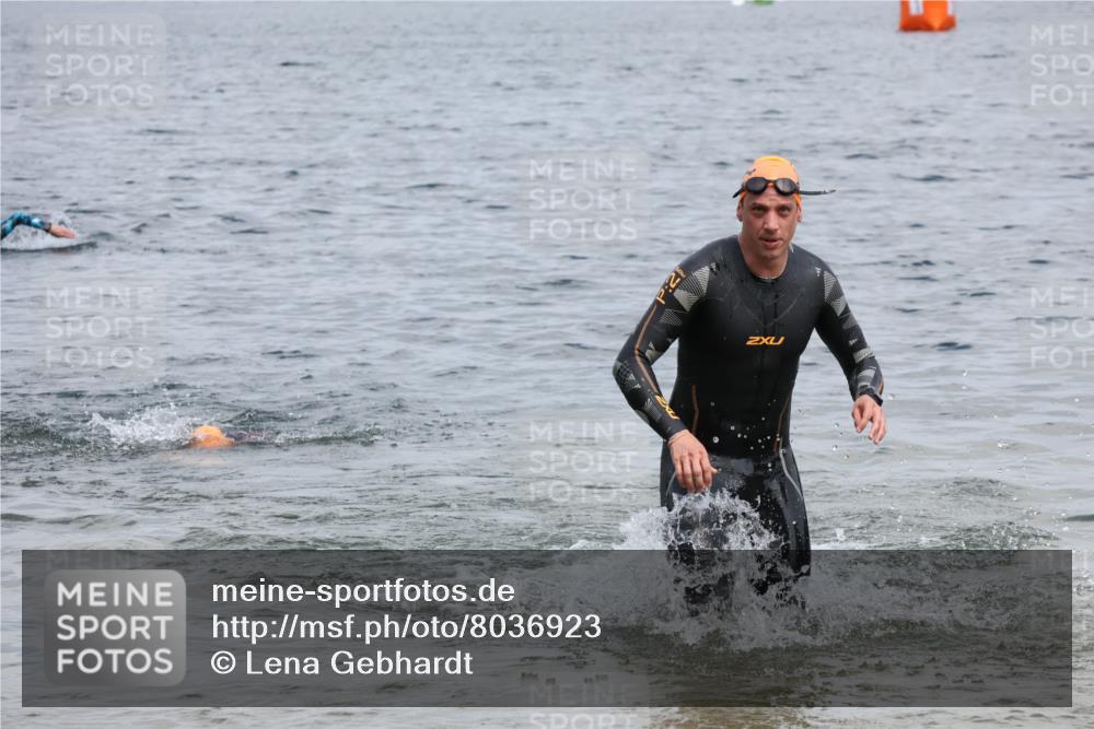 21.06.2025 - 27. Vierlanden-Triathlon Lena Gebhardt http://msf.ph/oto/8036923 15.06.2025 12:02:46 Schwimmen 1001, 1003 meine-sportfotos.de