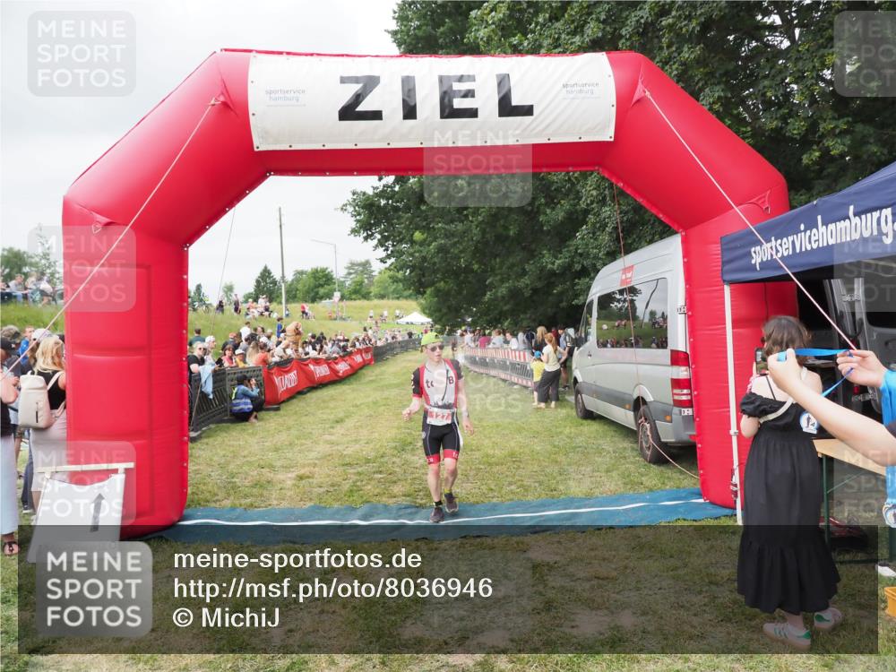 21.06.2025 - 27. Vierlanden-Triathlon MichiJ http://msf.ph/oto/8036946 15.06.2026 13:06:30 Ziel 127 meine-sportfotos.de