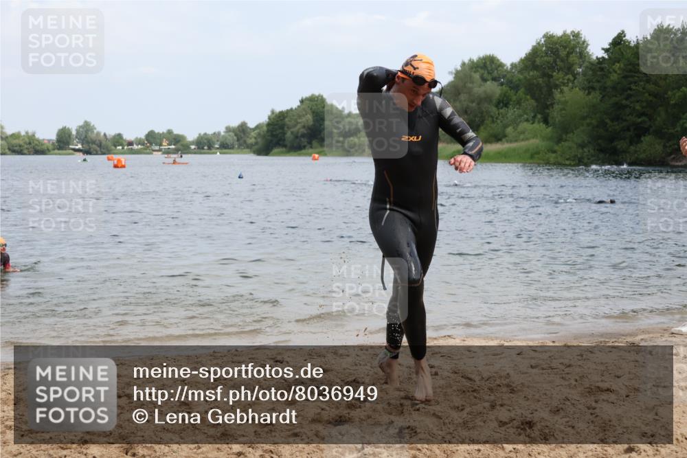 21.06.2025 - 27. Vierlanden-Triathlon Lena Gebhardt http://msf.ph/oto/8036949 15.06.2025 12:02:49 Schwimmen 999, 1001, 1003 meine-sportfotos.de