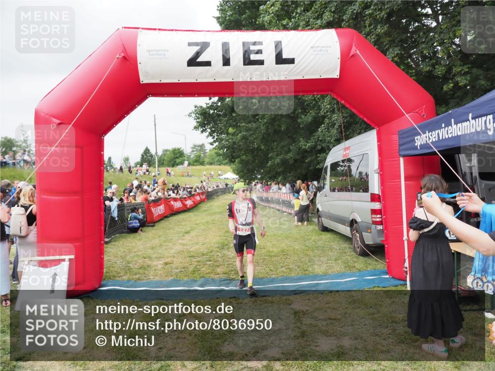 21.06.2025 - 27. Vierlanden-Triathlon MichiJ http://msf.ph/oto/8036950 15.06.2026 13:06:31 Ziel 127 meine-sportfotos.de
